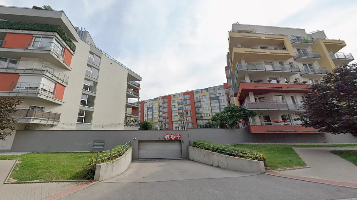 Pronájem garážového stání 15 m²