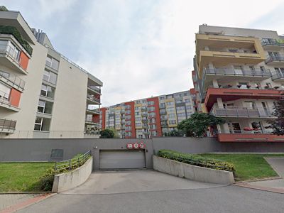Pronájem garážového stání 15 m²