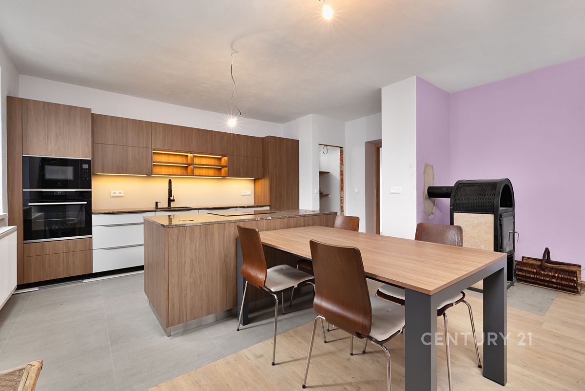 Prodej rodinného domu 232 m², pozemek 1199 m²