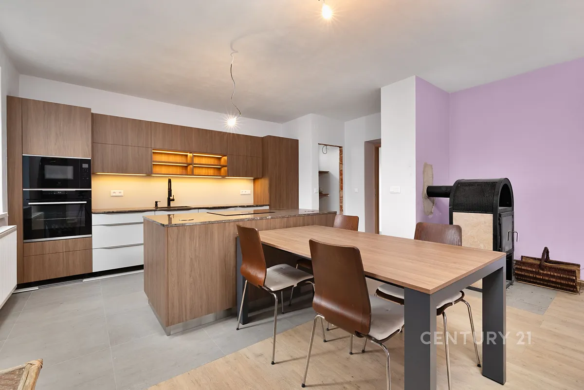 Prodej rodinného domu 232 m², pozemek 1199 m²