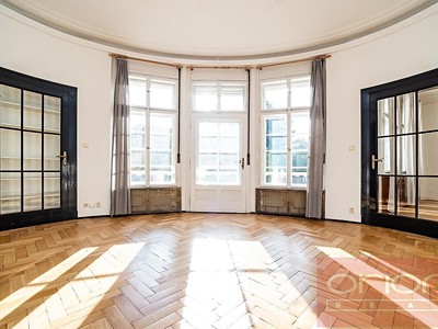 Pronájem bytu 6 pokojů a více 300 m²