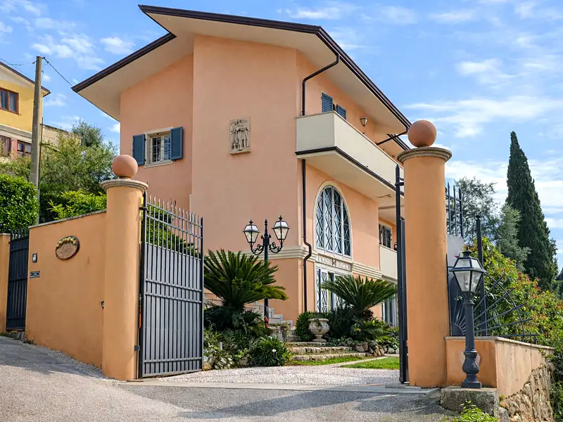 Pronájem vily 200 m², pozemek 600 m², Massarosa – náhled fotky 1