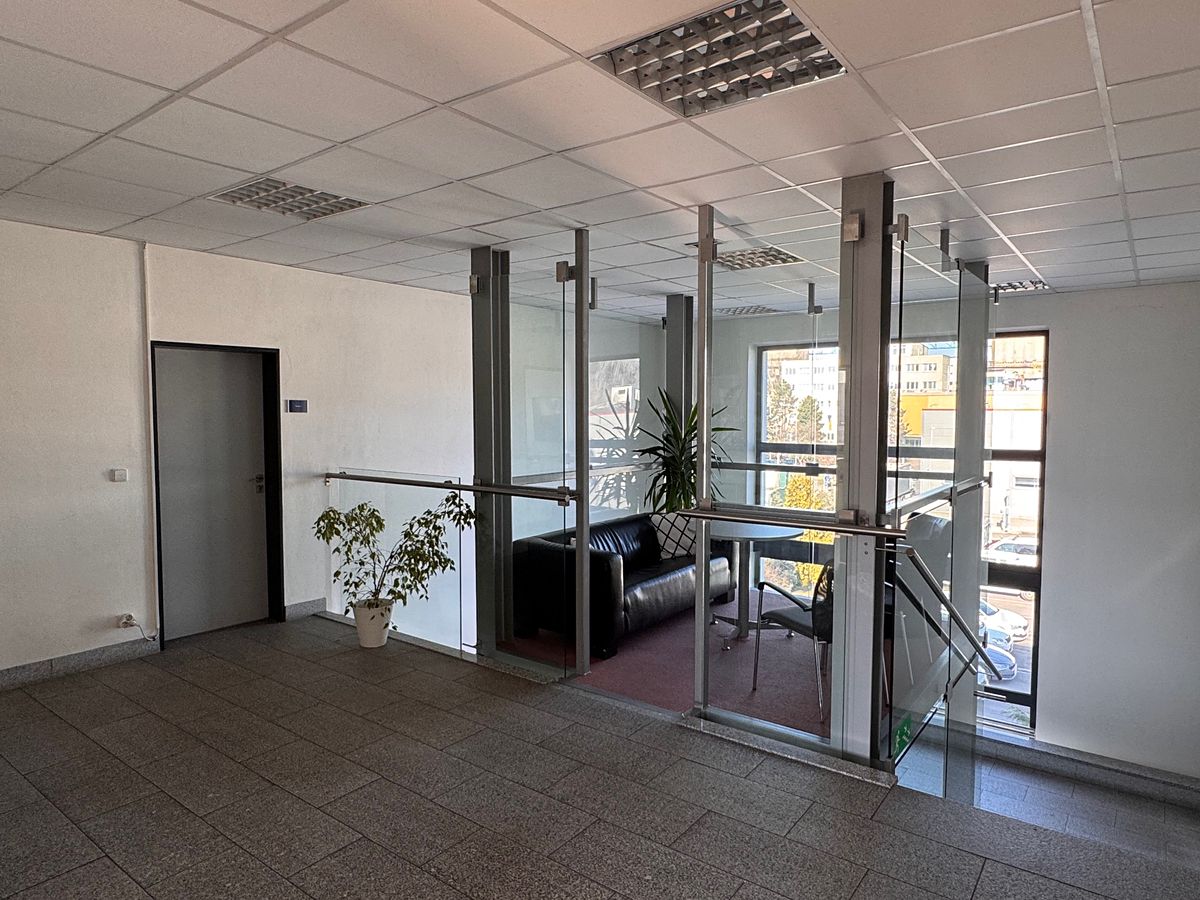 Pronájem kanceláře 575 m² – fotografie 2