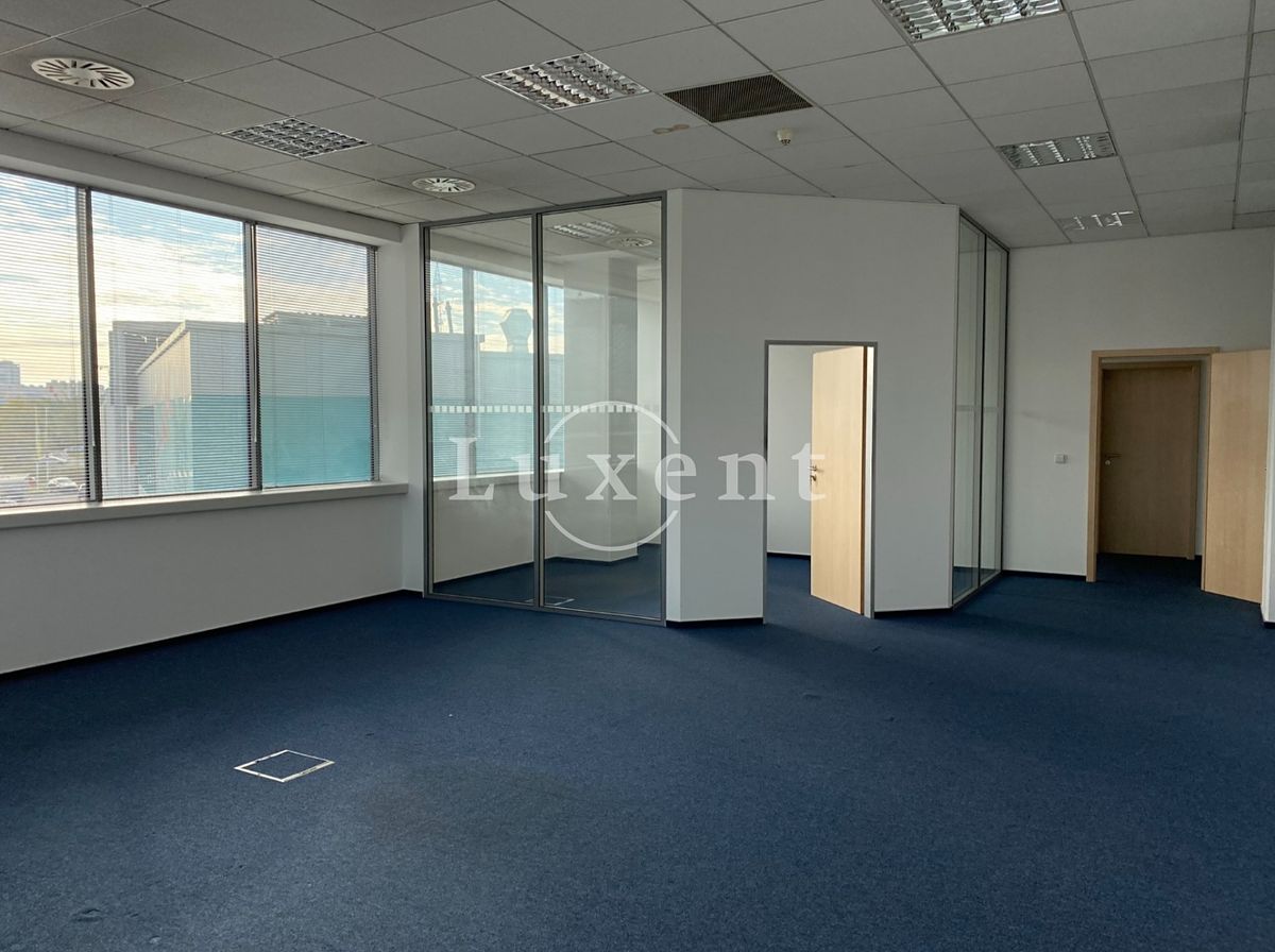Pronájem kanceláře 500 m² – fotografie 3