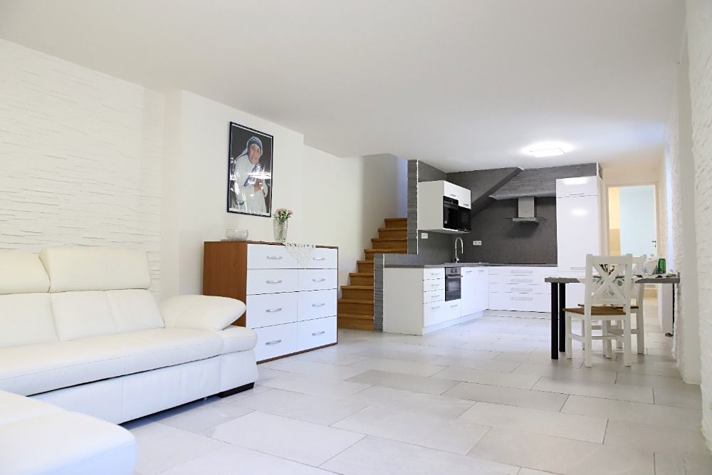 Prodej rodinného domu 126 m², pozemek 173 m² – fotografie 2