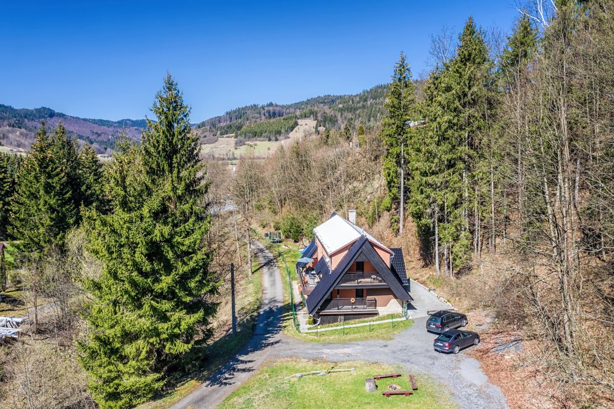 Prodej rodinného domu 300 m², pozemek 4332 m²