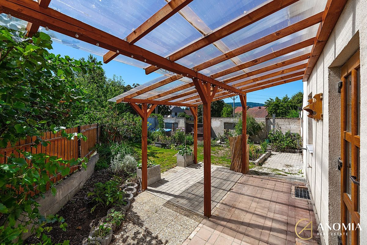 Prodej rodinného domu 200 m², pozemek 306 m² – fotografie 2