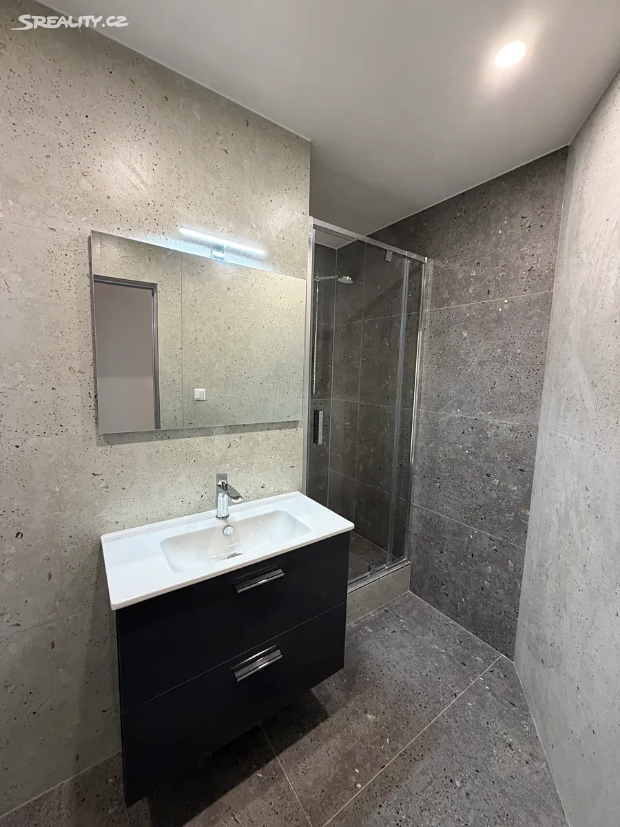 Pronájem bytu 4+kk 91 m² – pohled 2