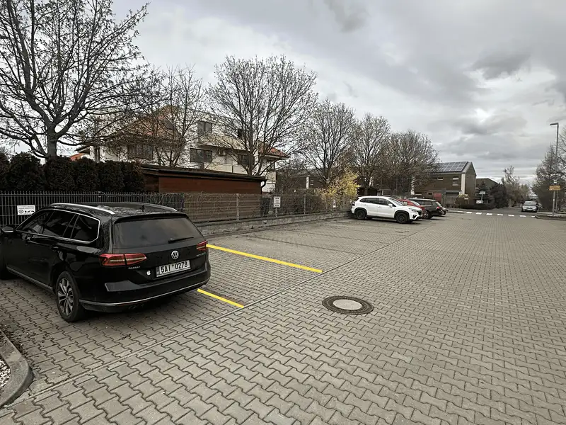 Prodej garážového stání 13 m², Jesenice – náhled fotky 2