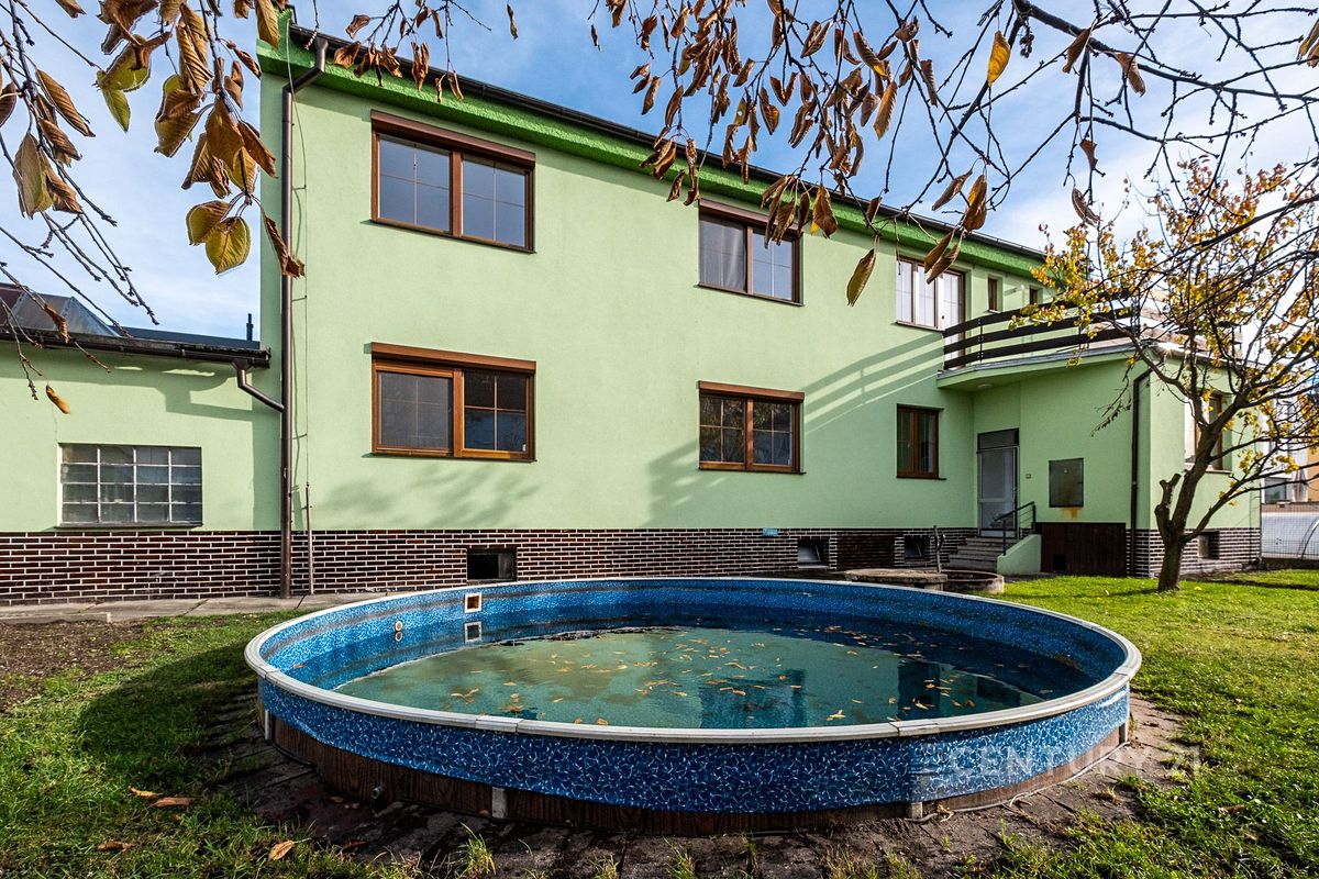 Prodej rodinného domu 240 m², pozemek 488 m² – fotografie 2