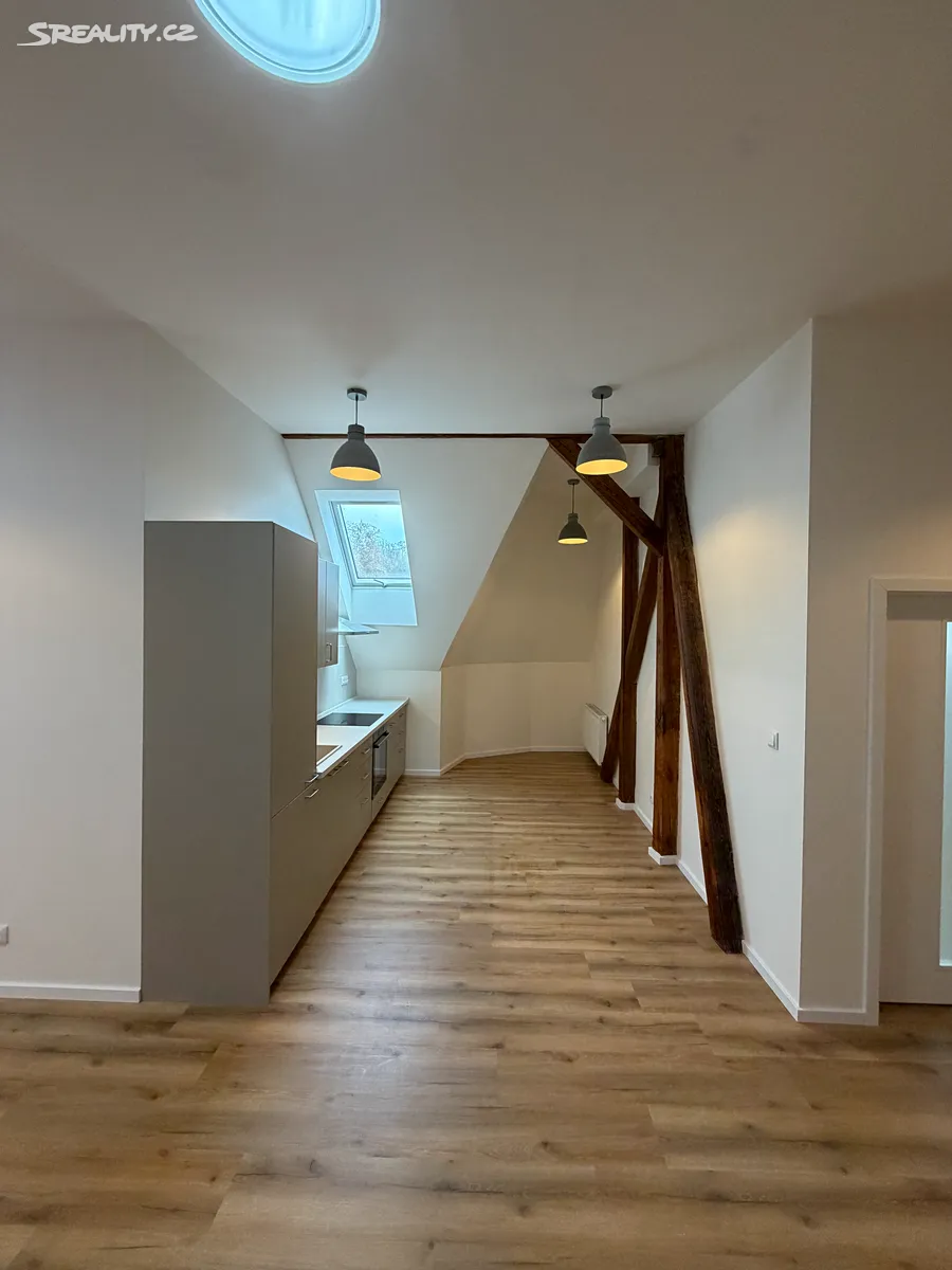 Pronájem bytu 4+kk 91 m² – pohled 6