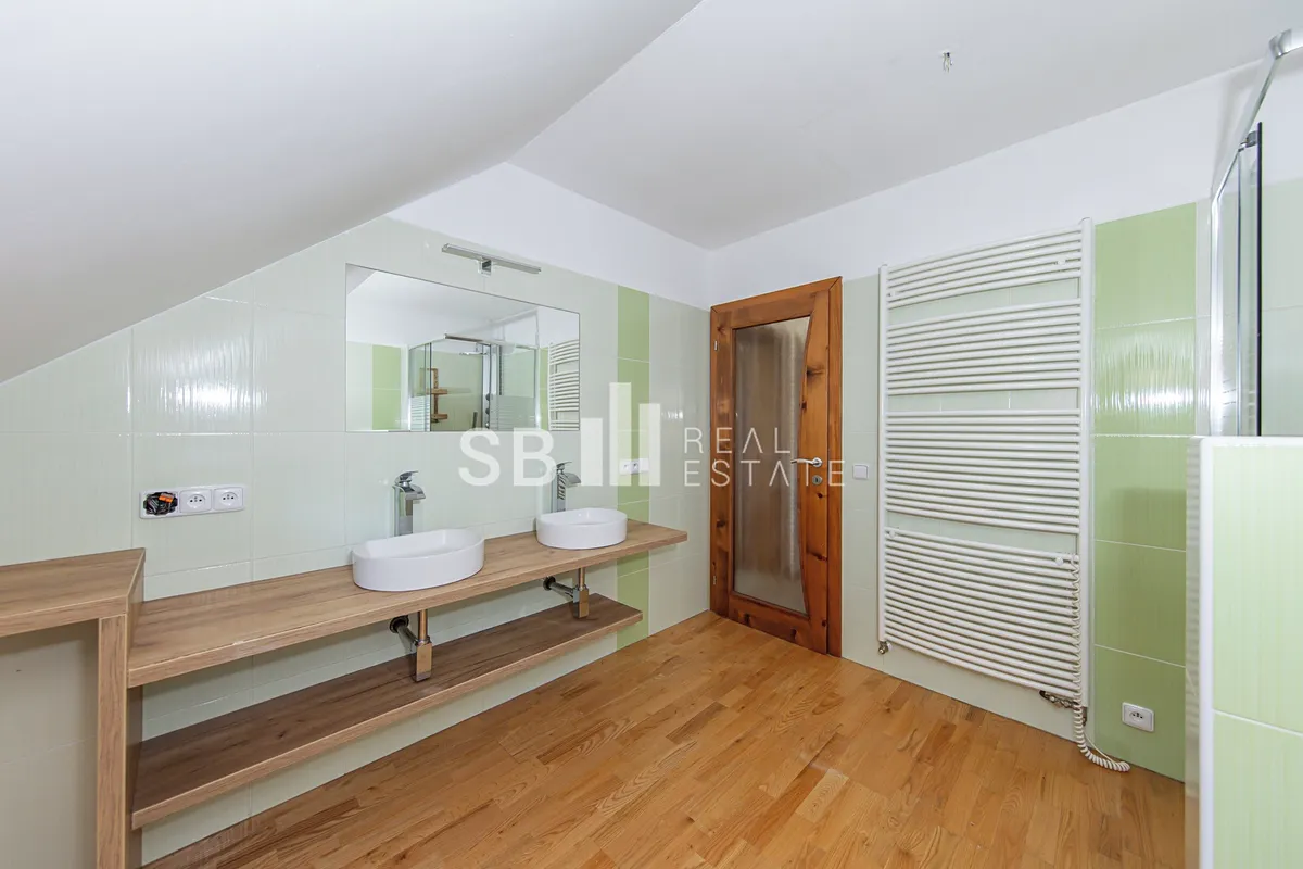 Prodej rodinného domu 230 m², pozemek 2578 m²