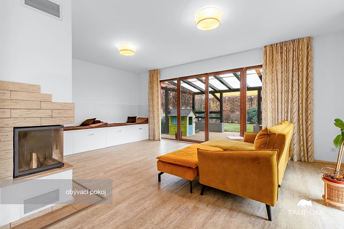Prodej rodinného domu 249 m², pozemek 774 m² – fotografie 2