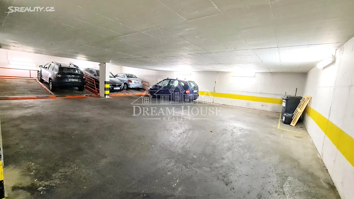Pronájem garážového stání 20 m² – pohled 3