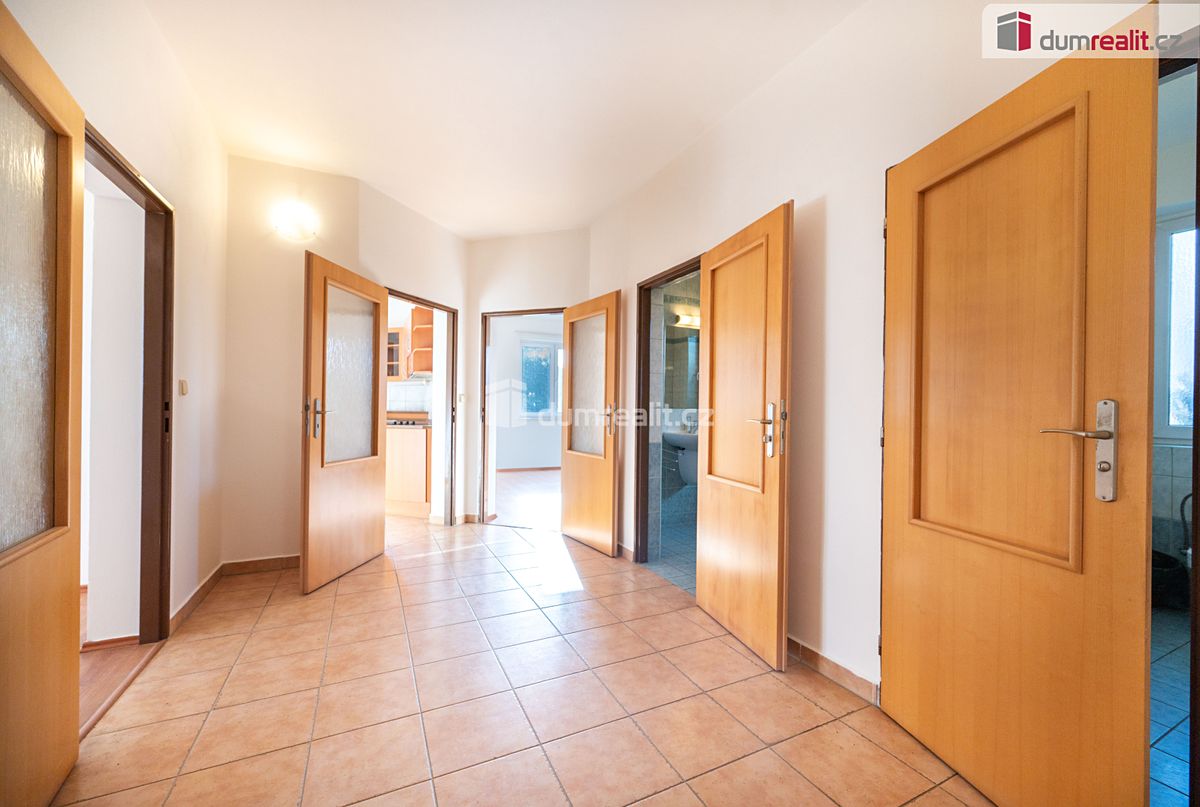 Prodej rodinného domu 253 m², pozemek 2075 m² – fotografie 4