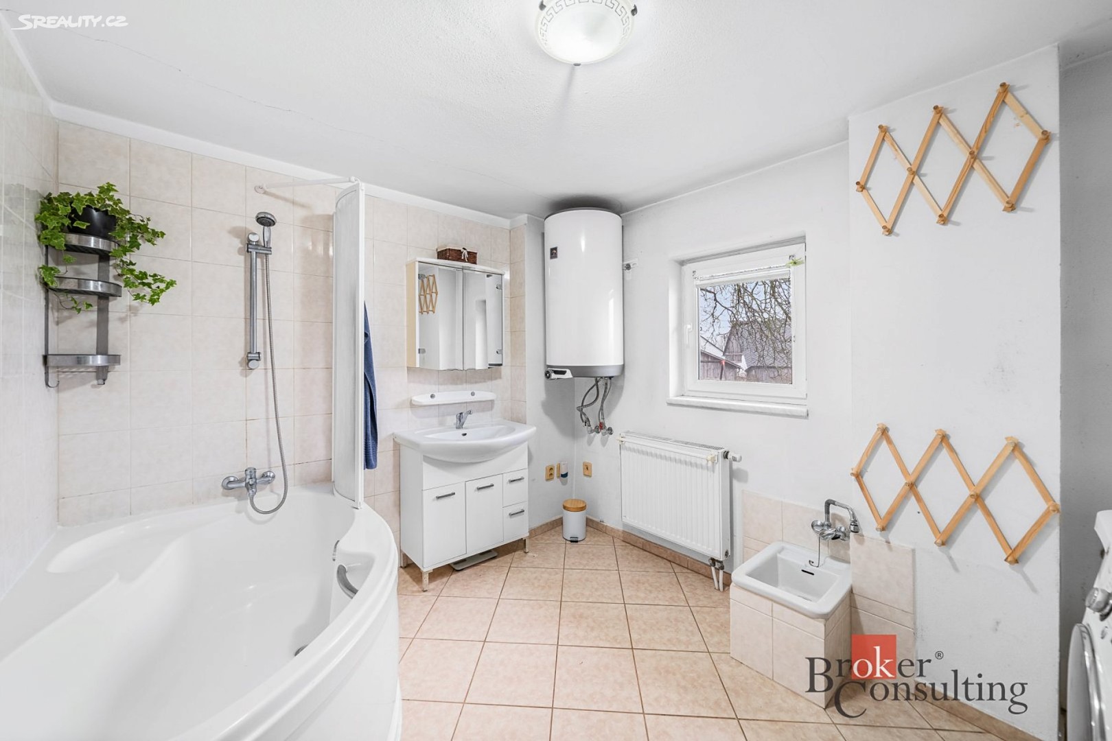 Prodej  rodinného domu 197 m², pozemek 1 522 m² – pohled 3