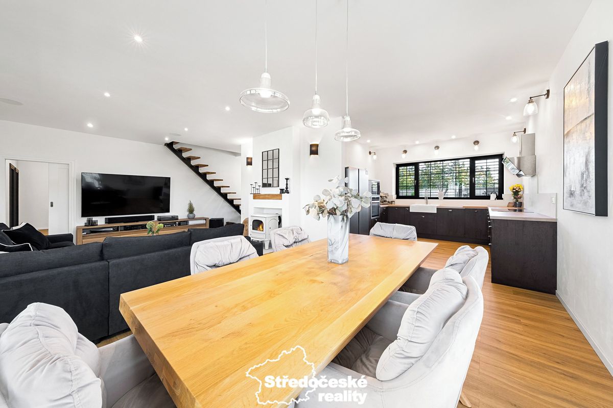 Prodej rodinného domu 240 m², pozemek 784 m² – fotografie 2