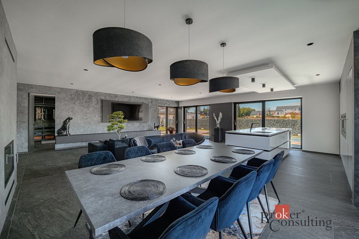 Prodej rodinného domu 268 m², pozemek 720 m² – fotografie 3