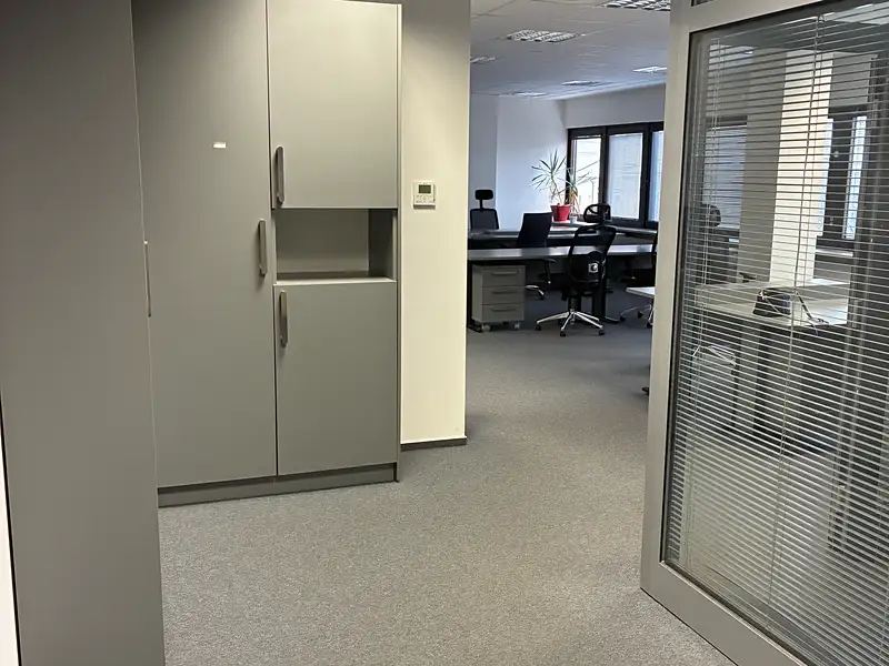 Pronájem kanceláře 191 m², Praha – náhled fotky 3