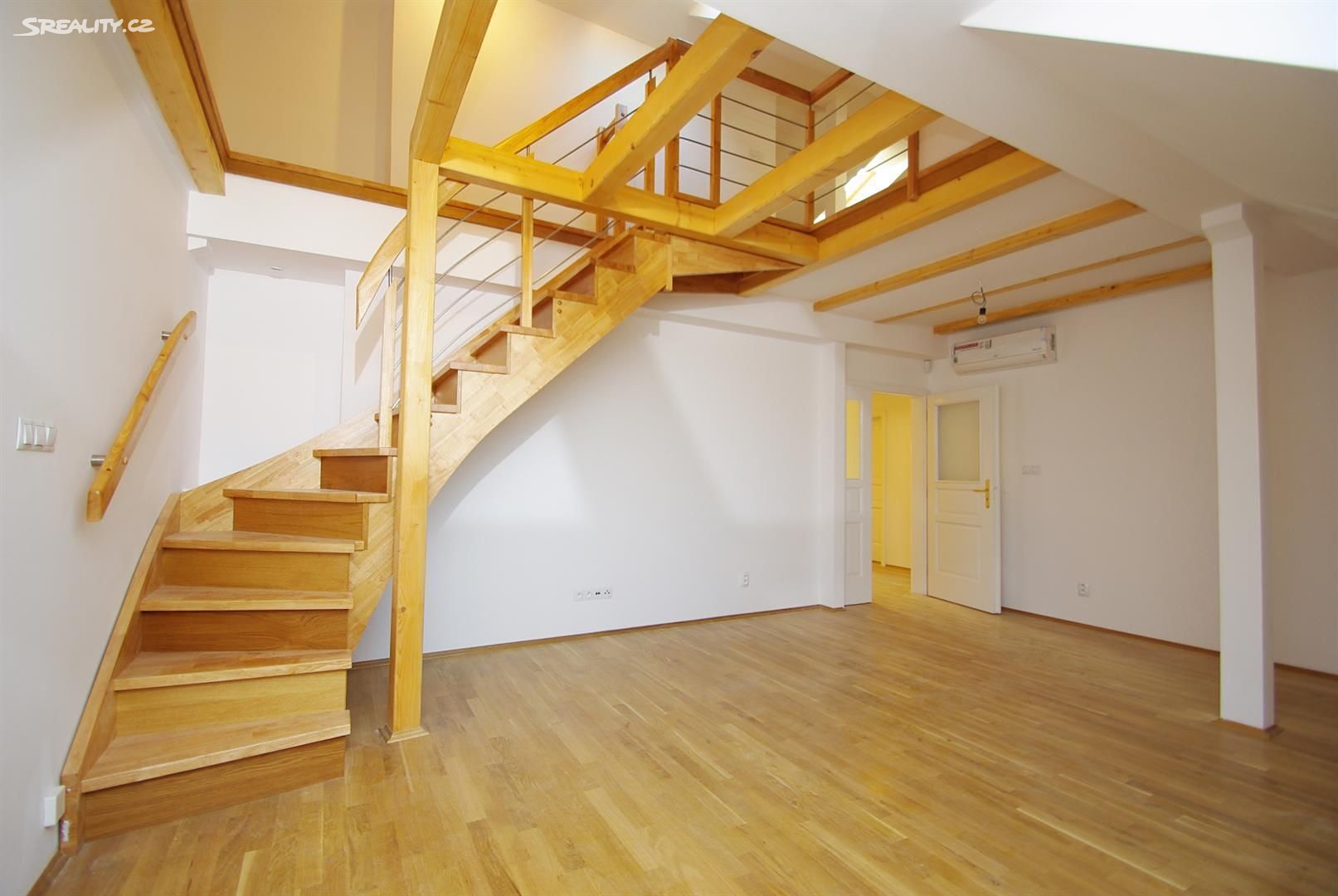 Pronájem bytu 3+1 120 m² (Mezonet) - Bilde 4