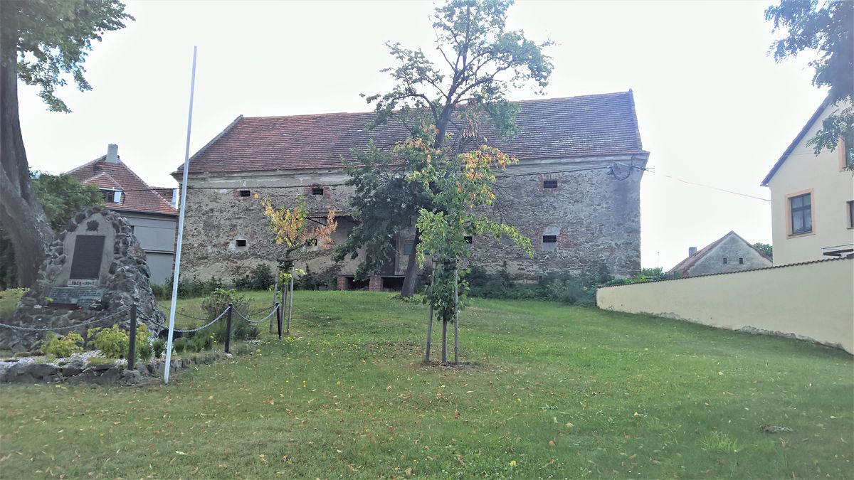 Prodej specifického typu nemovitosti 1000 m², Předslav – fotka 1 z 3