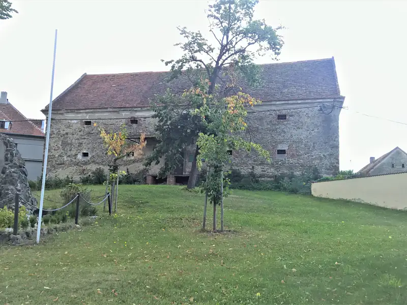 Prodej specifického typu nemovitosti 1000 m², Předslav – náhled fotky 1