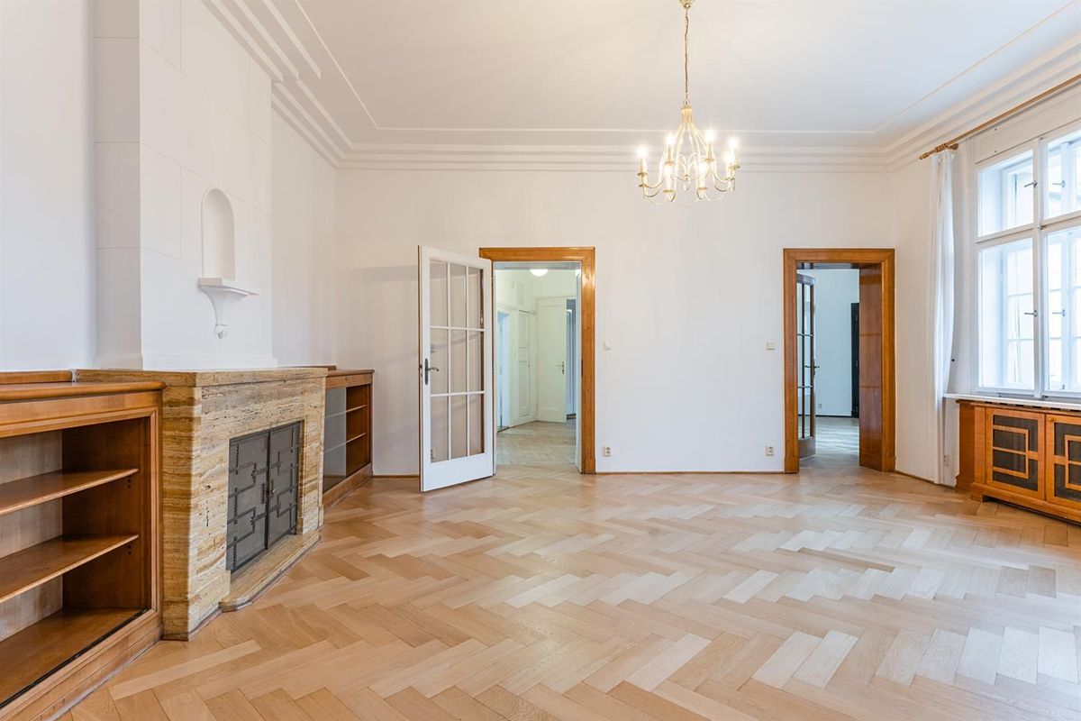 Pronájem bytu 6 pokojů a více 272 m² – fotografie 3