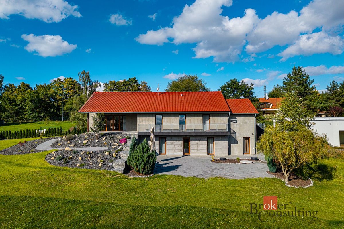 Prodej rodinného domu 298 m², pozemek 900 m² – fotografie 2