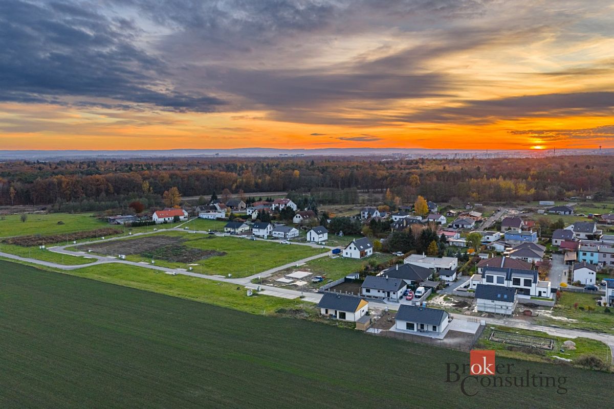 Prodej rodinného domu 248 m², pozemek 816 m² – fotografie 2