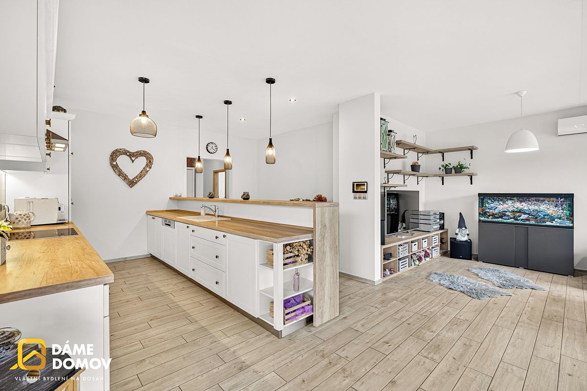 Prodej rodinného domu 225 m², pozemek 2037 m² – fotografie 2