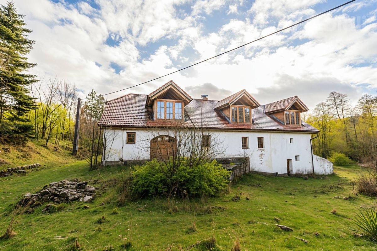 Prodej rodinného domu 1947 m², pozemek 24277 m²