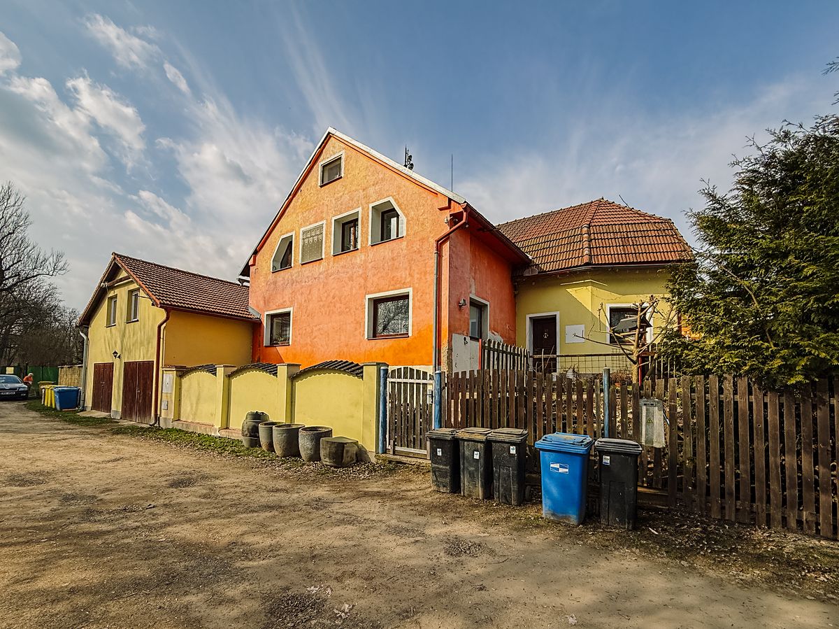 Prodej rodinného domu 354 m², pozemek 272 m² – fotografie 2