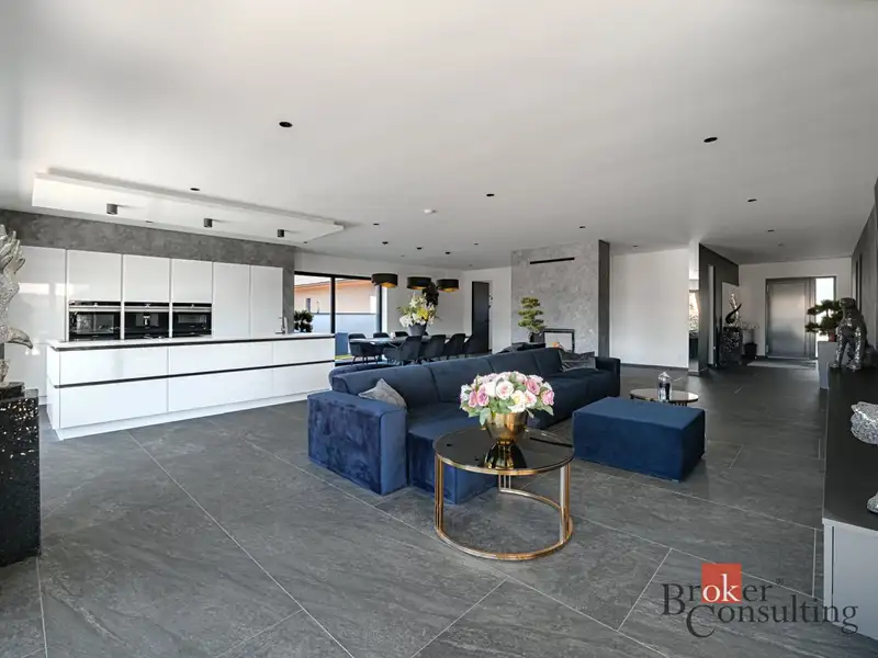 Prodej rodinného domu 268 m², pozemek 720 m², Úherce – náhled fotky 2