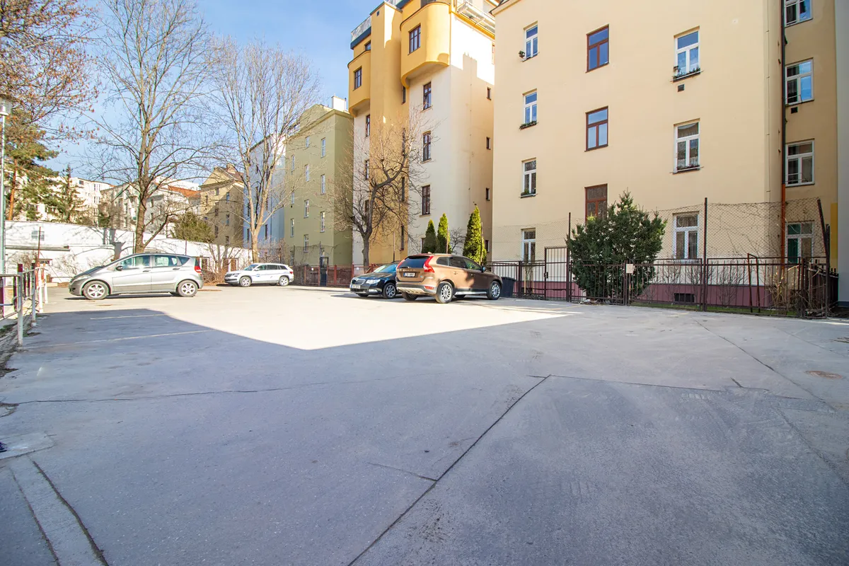 Pronájem garážového stání 12 m²