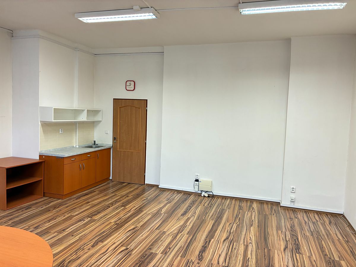 Pronájem kanceláře 40 m² – fotografie 3