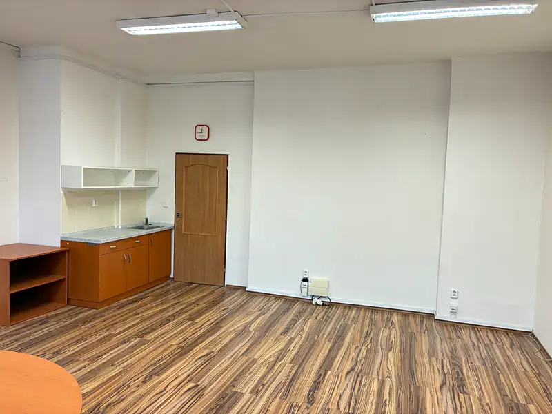 Pronájem kanceláře 40 m², Karlovy Vary – náhled fotky 3