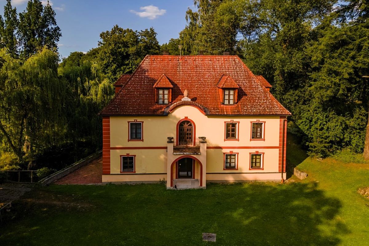 Prodej rodinného domu 500 m², pozemek 372118 m² – fotografie 2