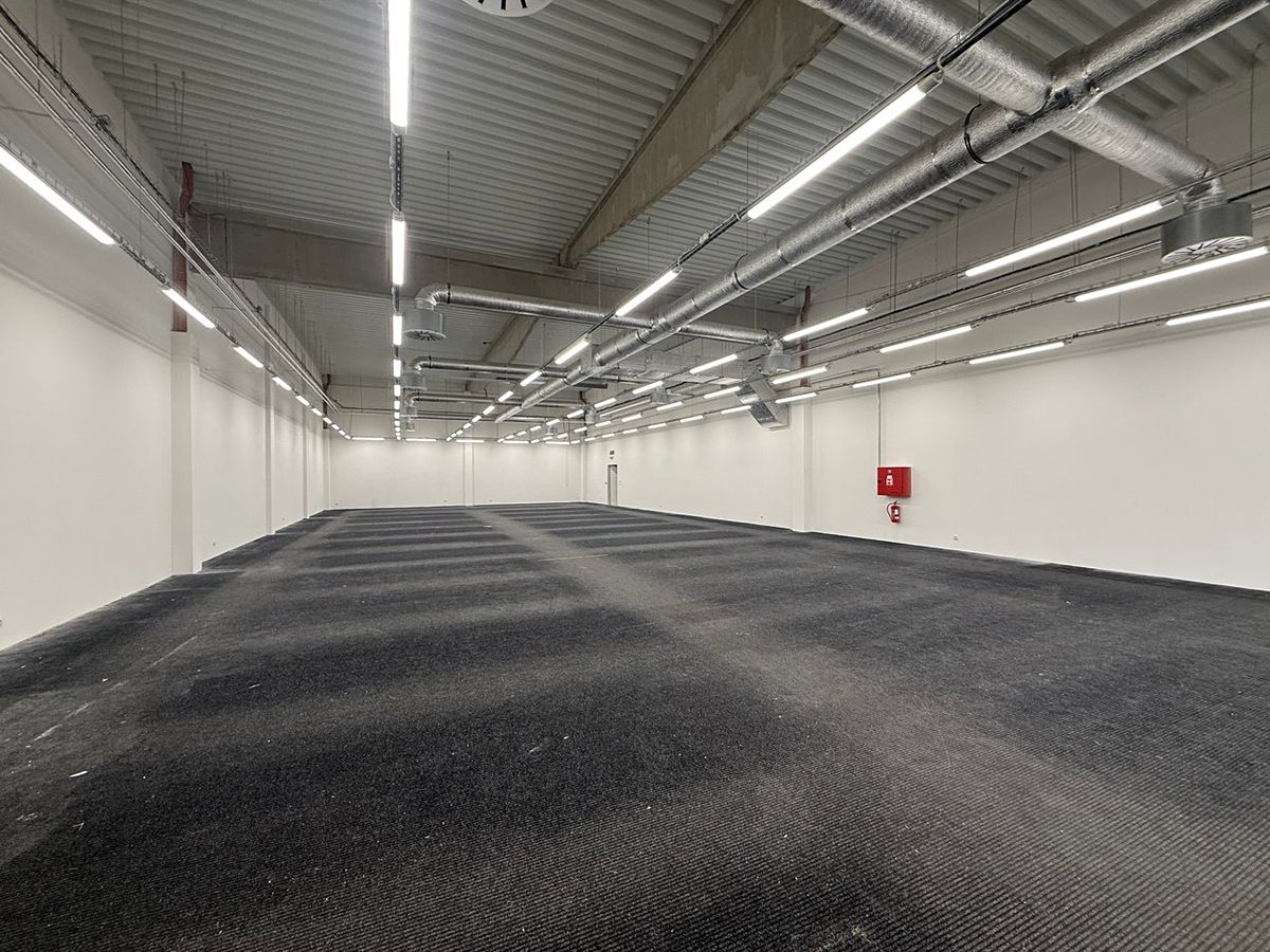 Pronájem obchodního prostoru 615 m² – fotografie 2