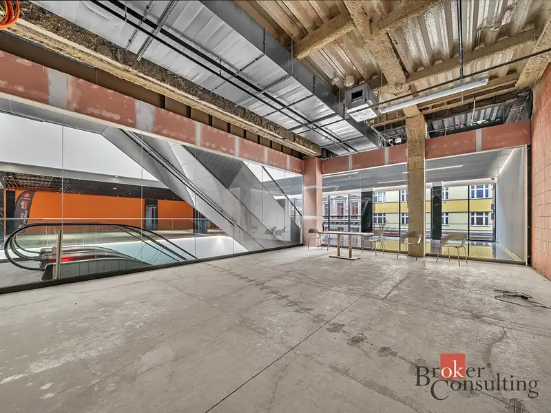 Pronájem obchodního prostoru 61 m², Hradec Králové – náhled fotky 1