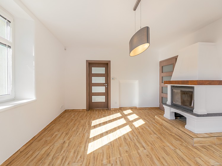 Obývací pokoj s krbem