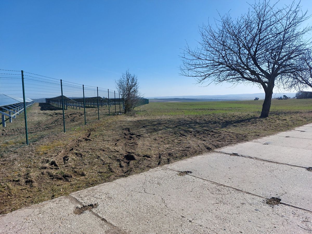 Prodej komerčního pozemku 917 m², Holubice – fotka 1 z 3