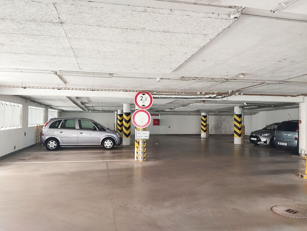 Pronájem garážového stání 6 m²