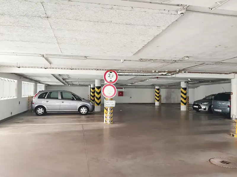 Pronájem garážového stání 6 m², Hradec Králové – náhled fotky 1