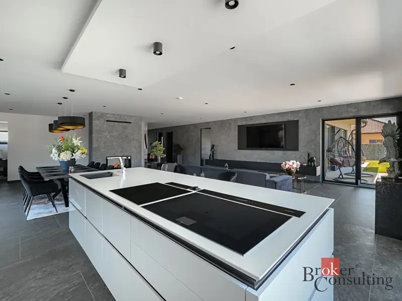 Prodej rodinného domu 268 m², pozemek 720 m², Úherce – náhled fotky 1