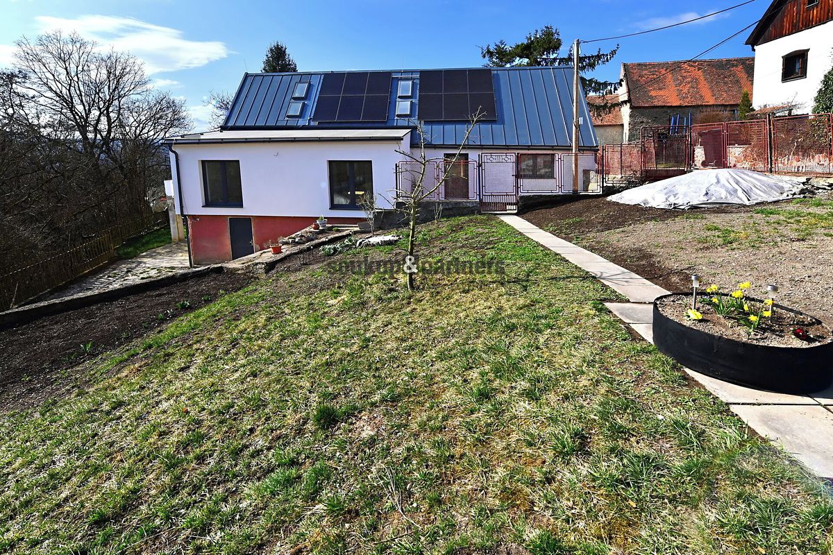 Prodej rodinného domu 140 m², pozemek 997 m² – fotografie 2