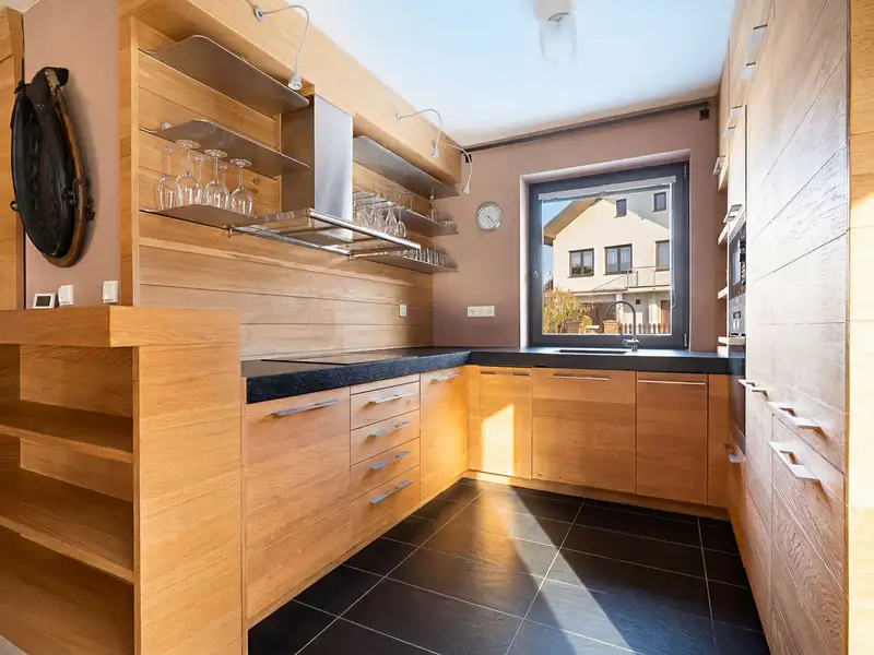 Prodej rodinného domu 286 m², pozemek 601 m², Netolice – náhled fotky 3