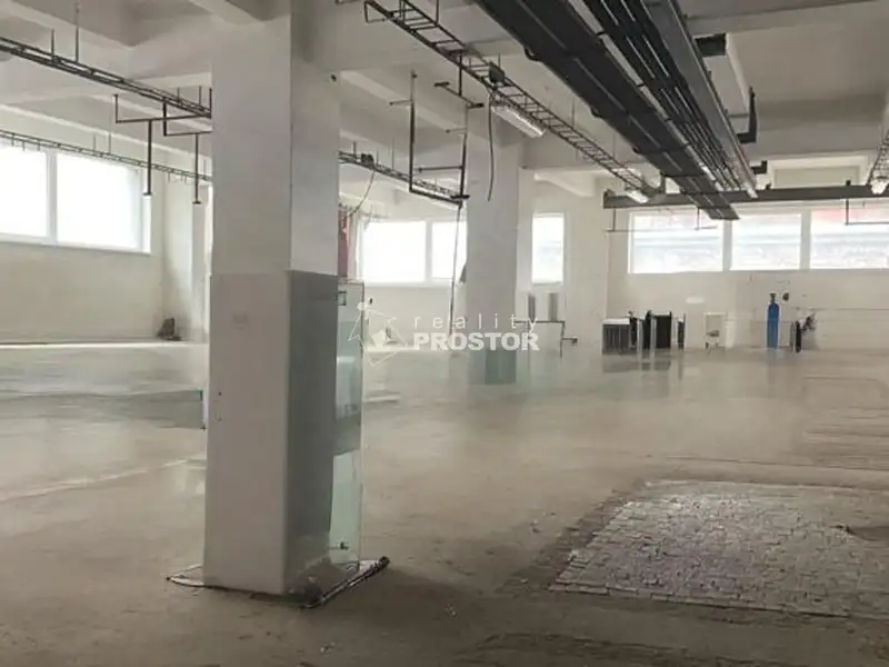 Pronájem skladového prostoru 1000 m², Králův Dvůr – náhled fotky 1