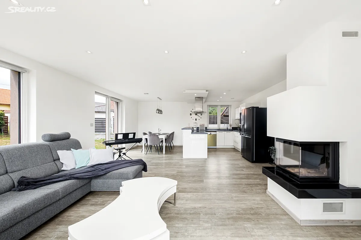 Prodej rodinného domu 178 m², pozemek 1203 m² – pohled 2