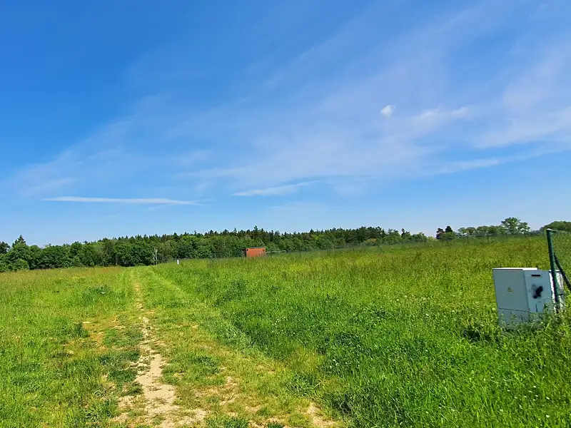 Prodej stavebního pozemku 924 m², Babice – náhled fotky 2