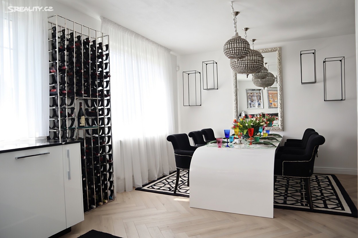 Prodej  rodinného domu 220 m², pozemek 562 m² – další